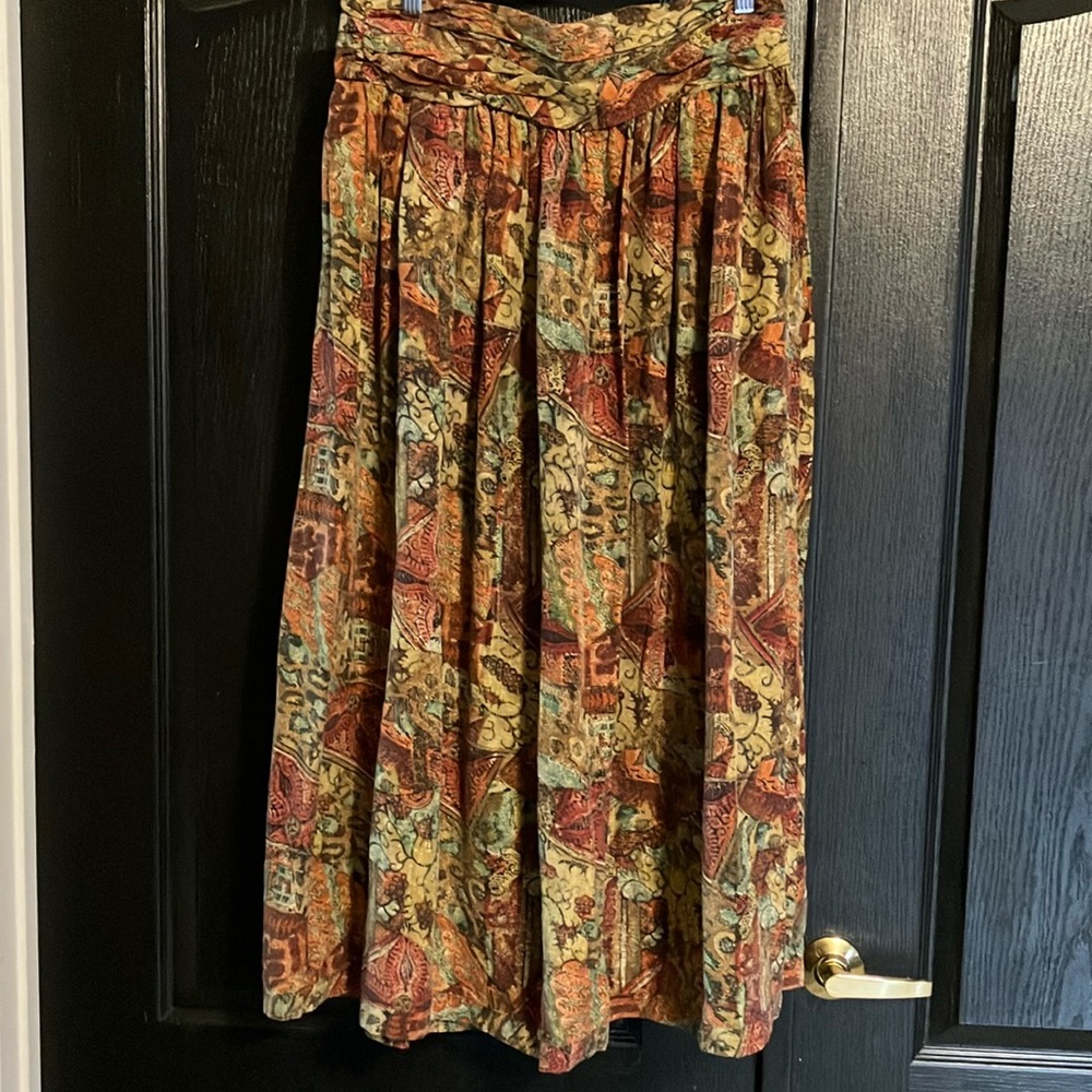 Size 12 pat argenti silk skirt midi length with hook/eye and zip close